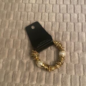 Fashionable Gold Bracelet with Pearls